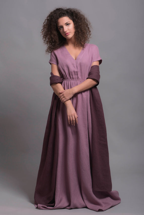 Front view of the long linen dress EVA in pink mauve, featuring a V-neckline and A-line silhouette.