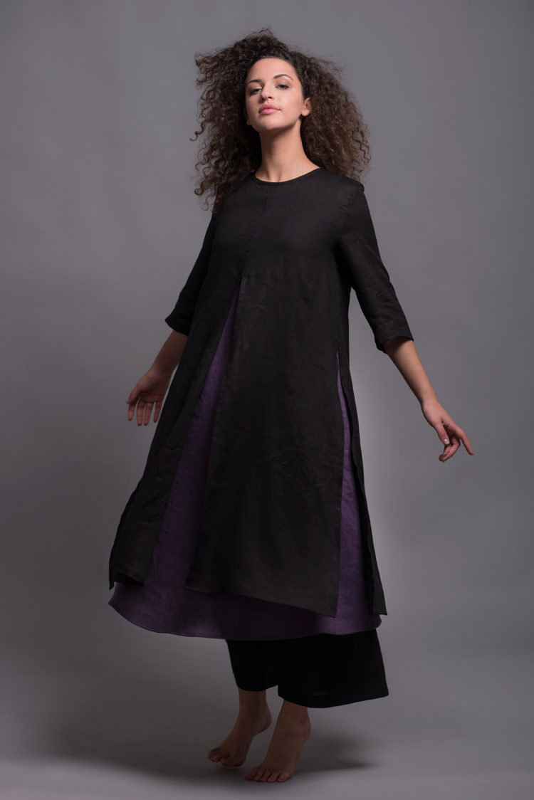 Front view of the Lightweight Linen Tunic AYA, highlighting its round neckline and relaxed fit.