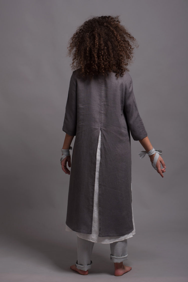 Back view of the Ladies Linen Tunic Dress AYA, emphasizing the high back slit and relaxed fit.