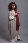 Side view of the natural flax tunic SANGA, showcasing the high side slits and asymmetrical hemline.