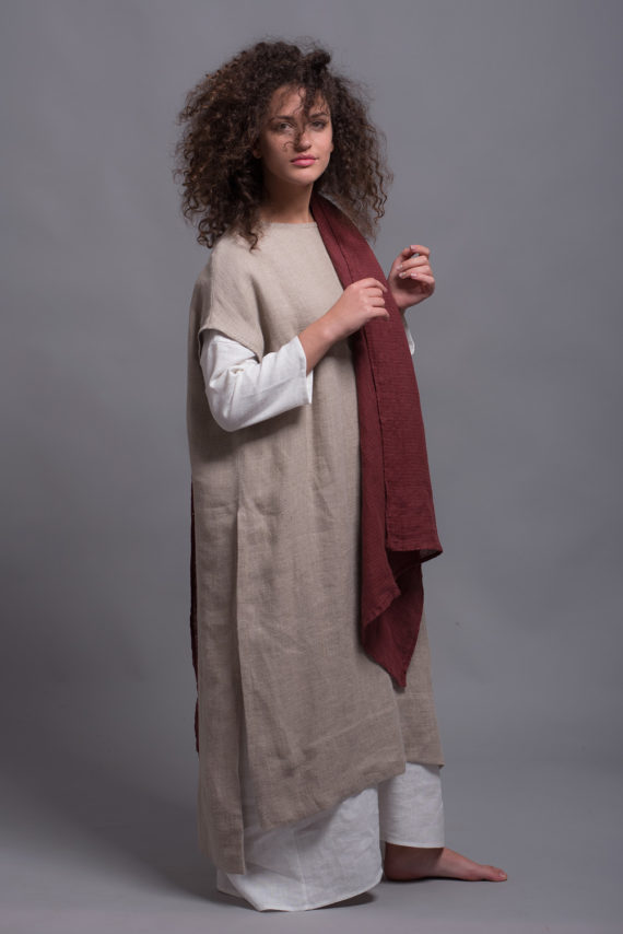 Side view of the natural flax tunic SANGA, showcasing the high side slits and asymmetrical hemline.