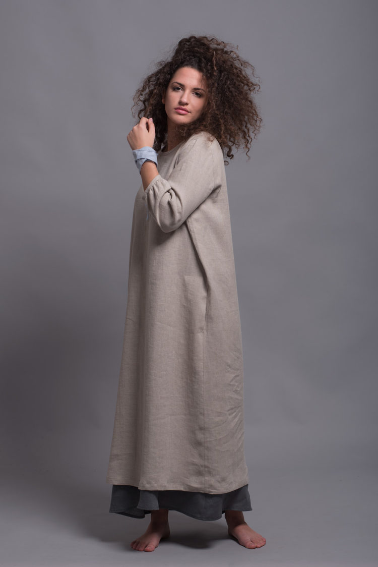 Side view of the Linen Shift Dress NIKA, highlighting the three-quarter length sleeves and hidden side pockets.