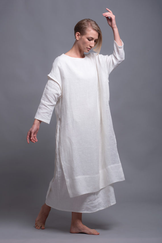 Side view of the SANGA tunic, highlighting the high side slits and asymmetrical hemline.