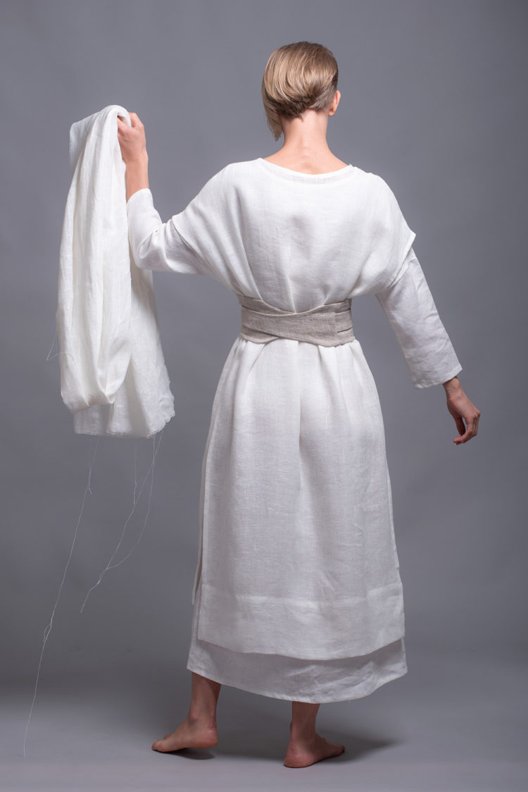 Back view of the SANGA tunic in open-weave white linen, emphasizing its breathable fabric.