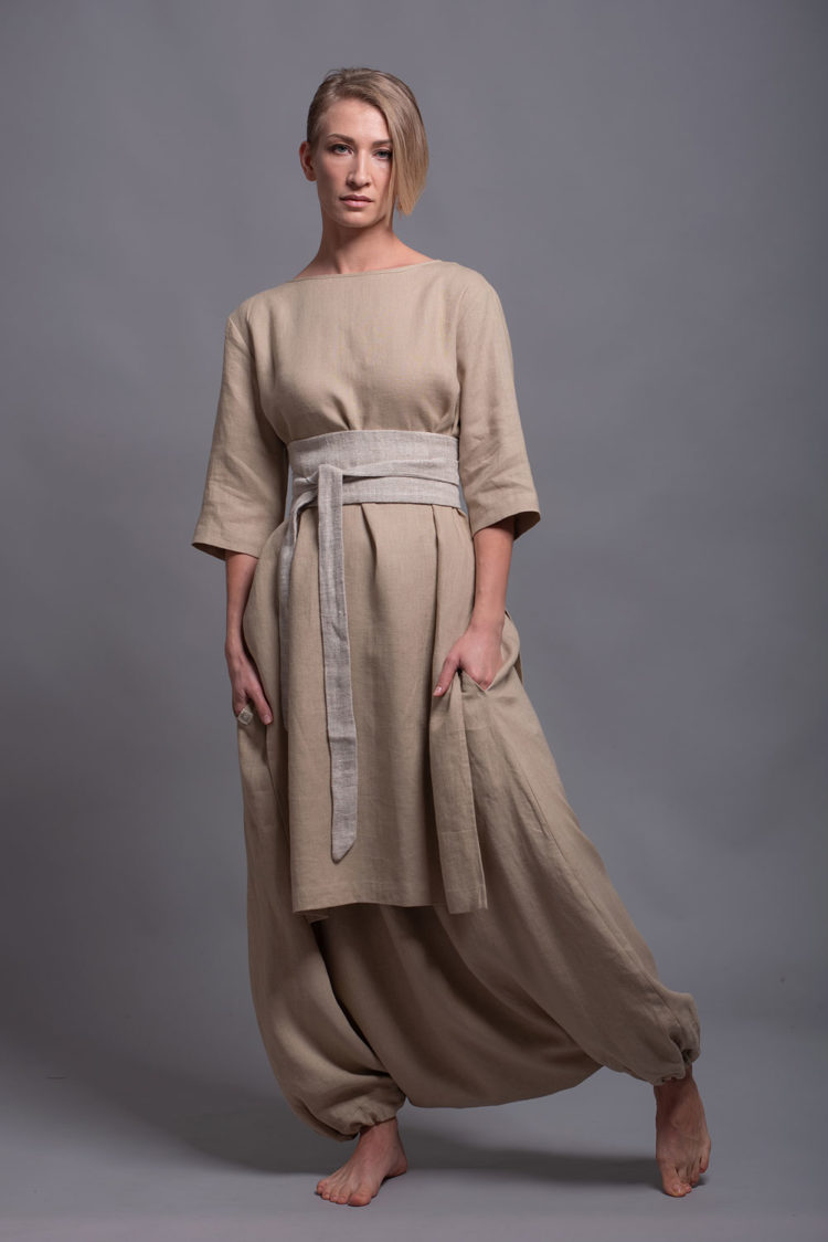 Front view of the Low Crotch Pants JIVA in light natural flax, featuring a wide-leg and low-crotch design.