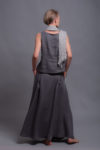 Back view of the linen maxi skirt, featuring a smooth, elastic-free high-waisted fit.