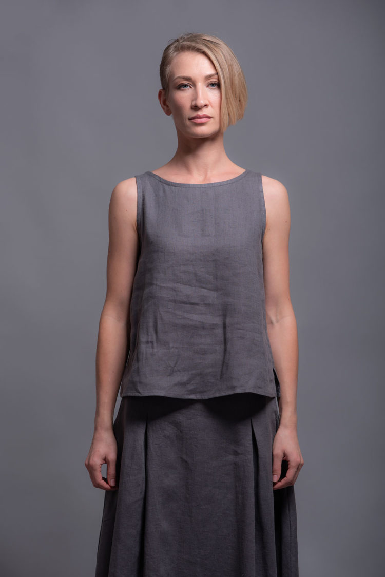 Close-up of the boat neckline and sleeveless cut of the linen tank top MAHA.