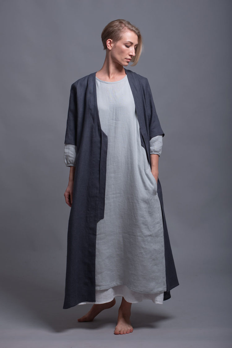"Three-quarter length sleeves on the Shift Linen Dress NIKA, suitable for transitional seasons.