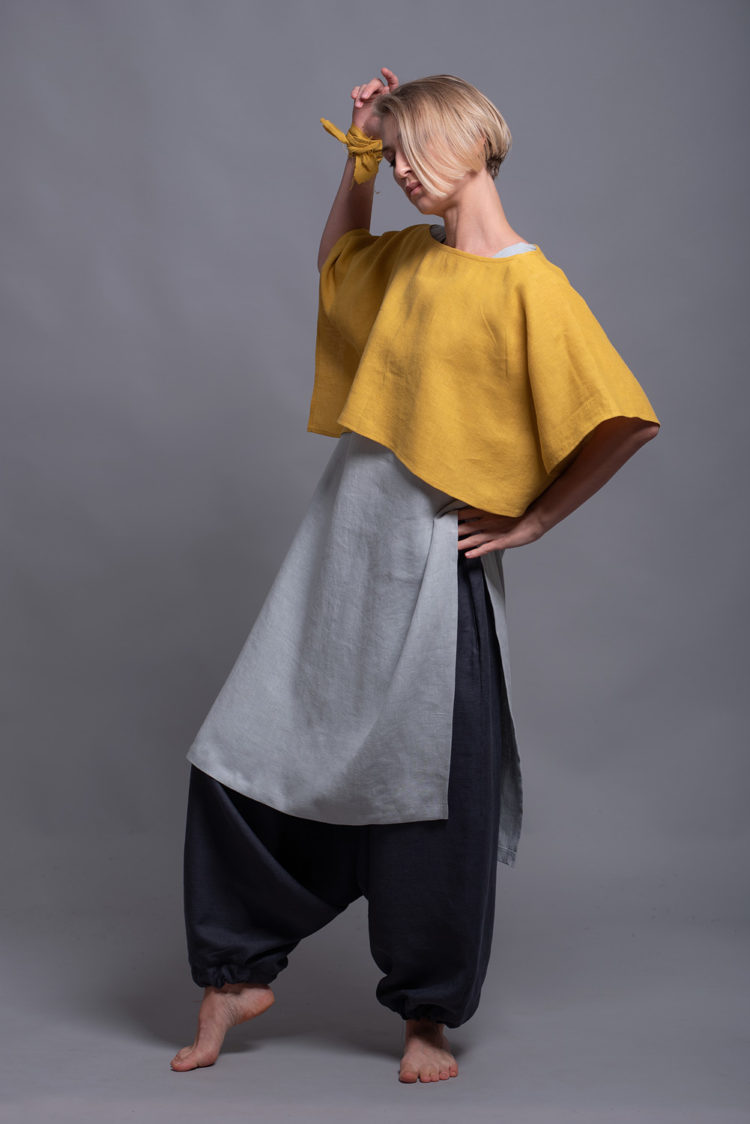 Side view of the cropped lagenlook top DION, highlighting the loose silhouette and half sleeves.