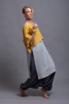 Relaxed fit of the crop top DION demonstrated by a model in movement.