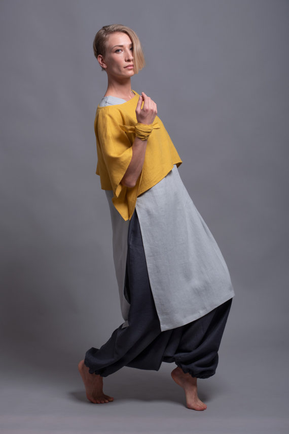 Relaxed fit of the crop top DION demonstrated by a model in movement.
