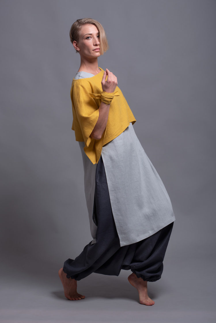 Relaxed fit of the crop top DION demonstrated by a model in movement.