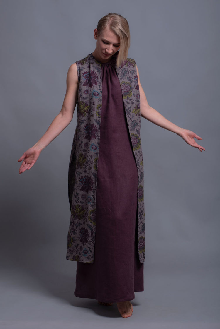 Front view of the High Slit Linen Vest GAYA with an open-front design.