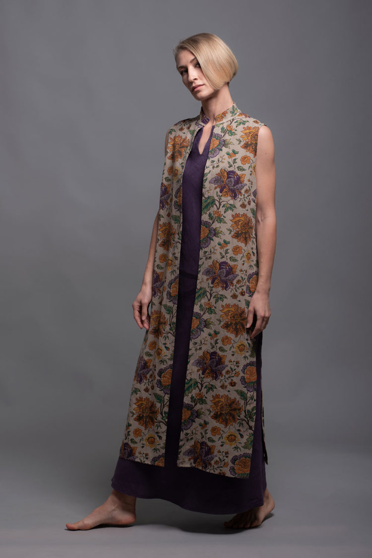 High-quality heavy-weight linen vest with mandarin collar and timeless design