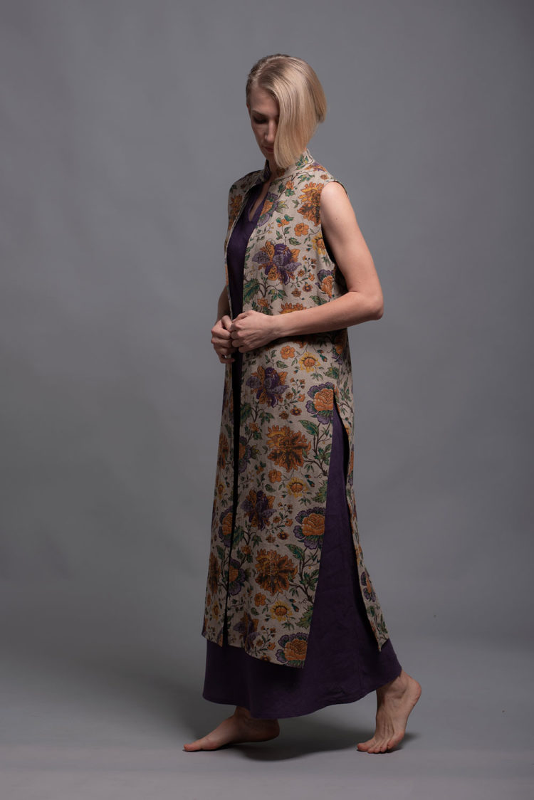 Model showcasing the Long Linen Vest GAYA’s movement and side slit details