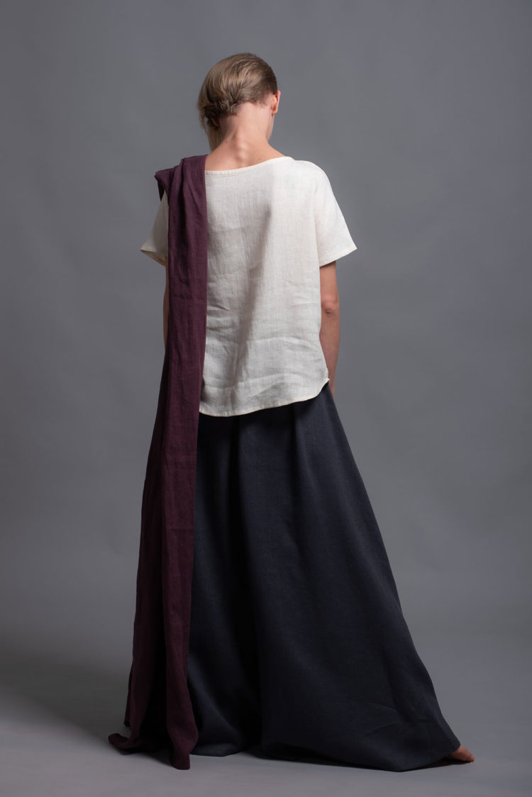 Back view of the Linen Basic Top TOD, displaying the smooth and breathable linen fabric.