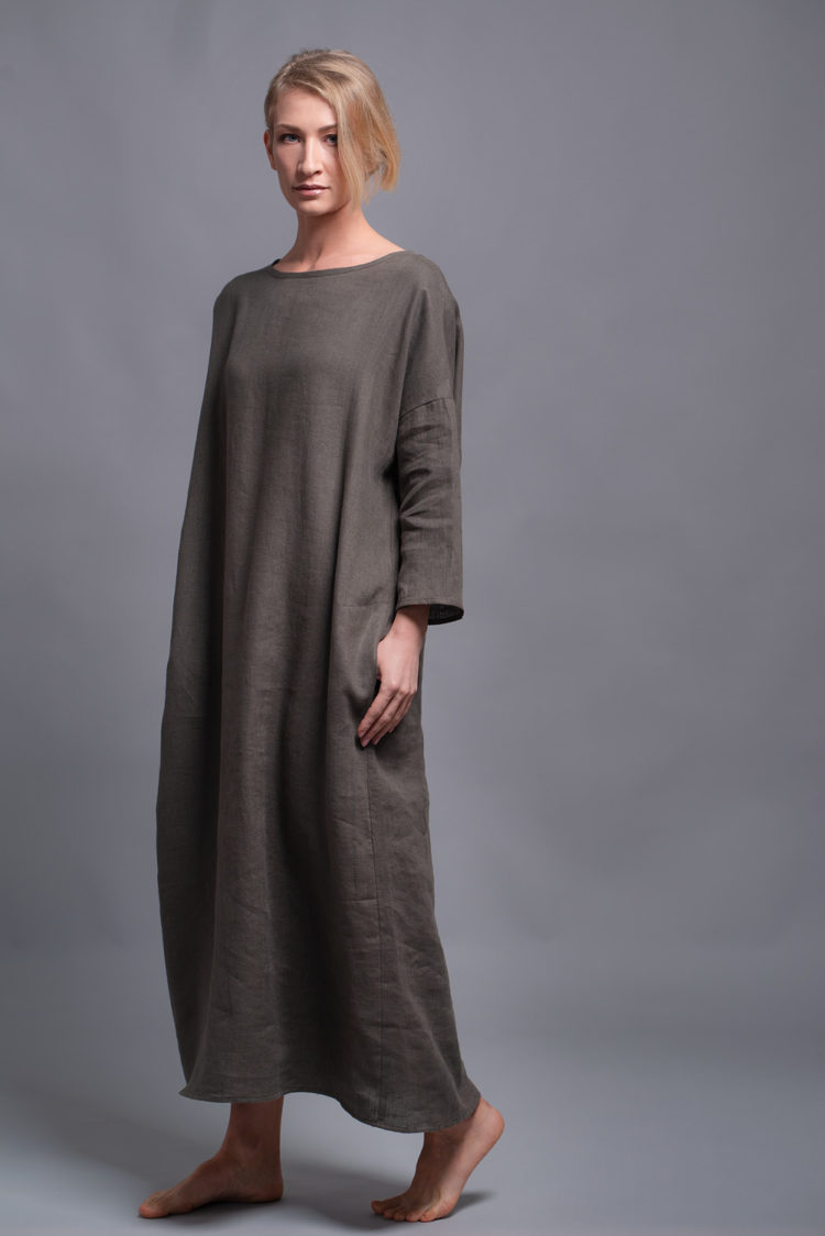 Women's long linen caftan dress in a relaxed fit, featuring a boat neckline and 3/4 sleeves
