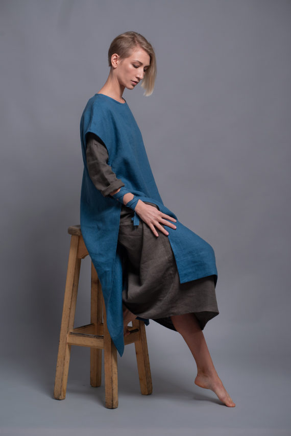 Sleeveless design of the SANGA blue tunic shown in a side angle for a minimalist style.
