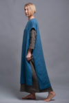 Side view highlighting the high side slits and asymmetrical hemline of the long tunic SANGA.