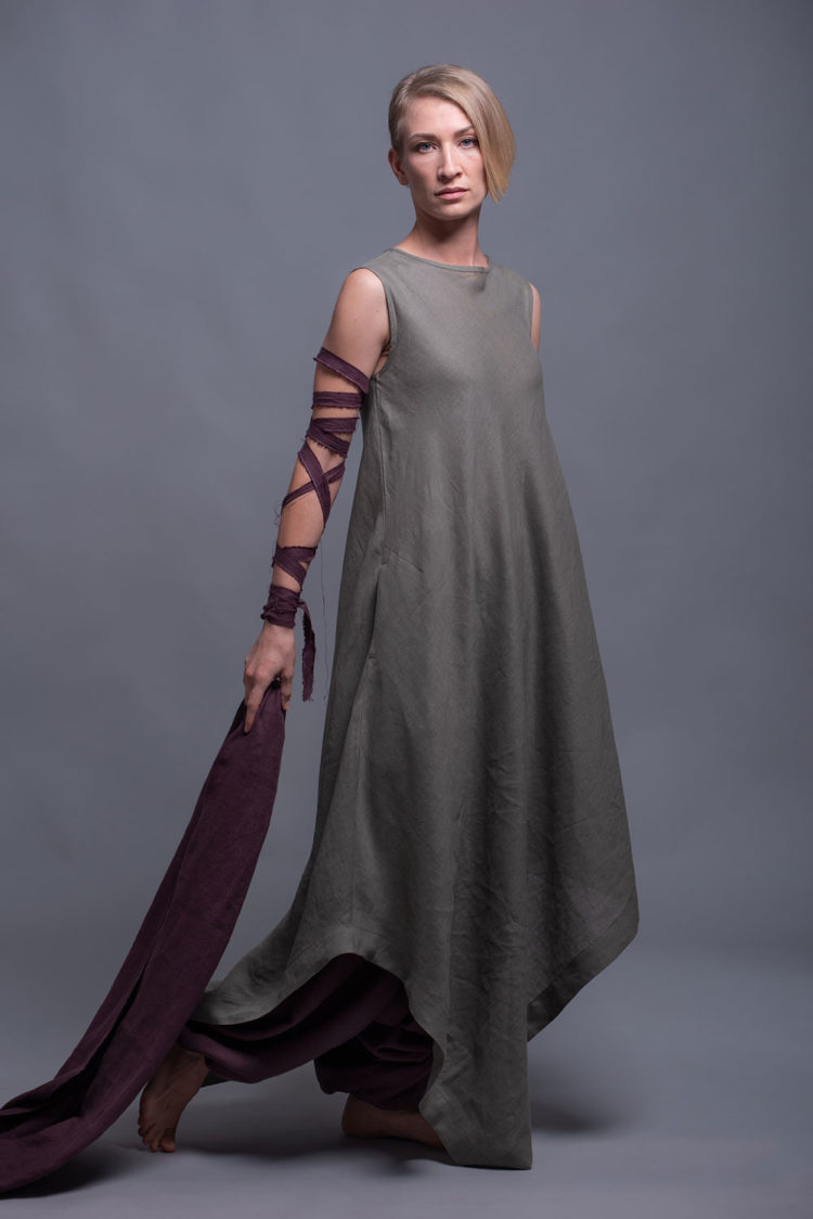 Model walking in the Maxi Linen Tunic Dress YUCCA, showing its lightweight, breathable movement.