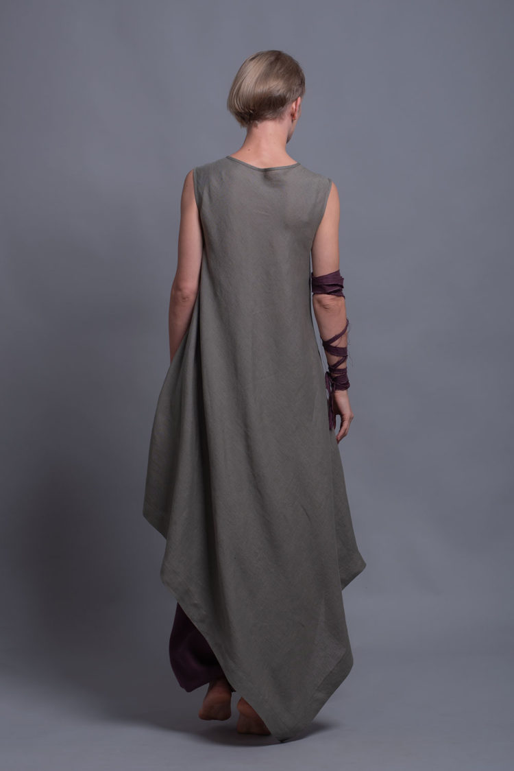 Back view of the Maxi Linen Tunic Dress YUCCA, designed for a comfortable and elegant fit.