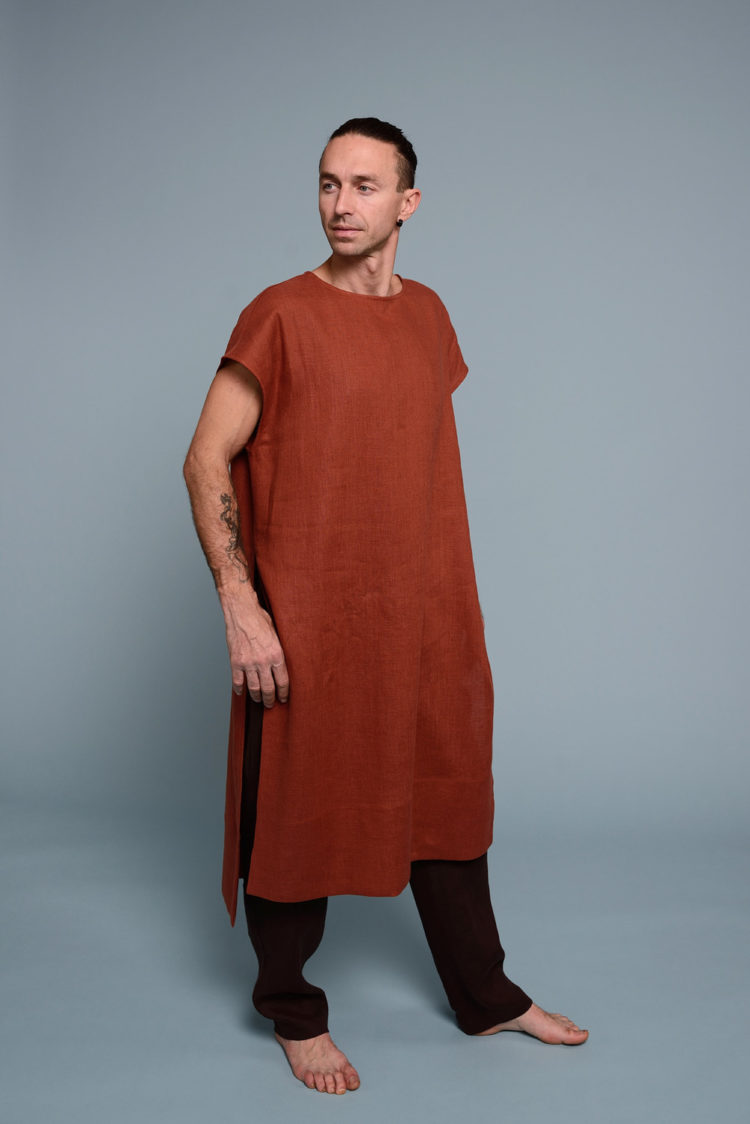 Men’s long linen tunic with side slits and a relaxed fit