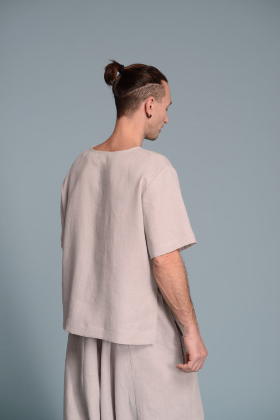 Minimalist men’s linen t-shirt, perfect for casual and warm weather wear