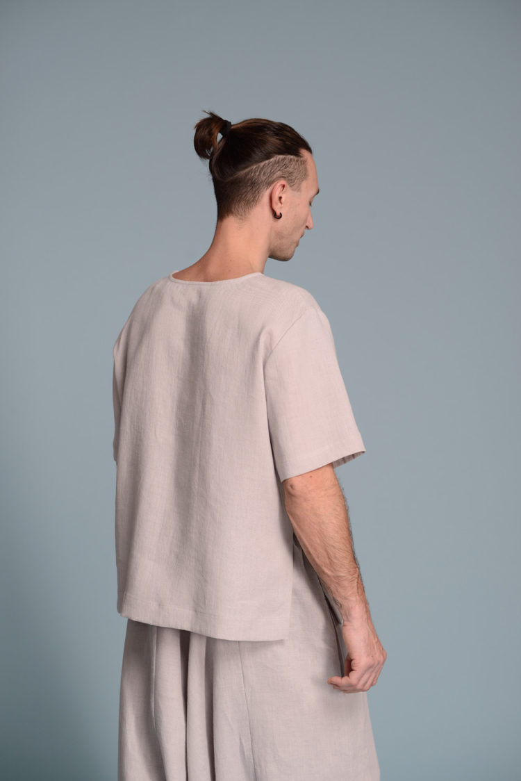 Minimalist men’s linen t-shirt, perfect for casual and warm weather wear
