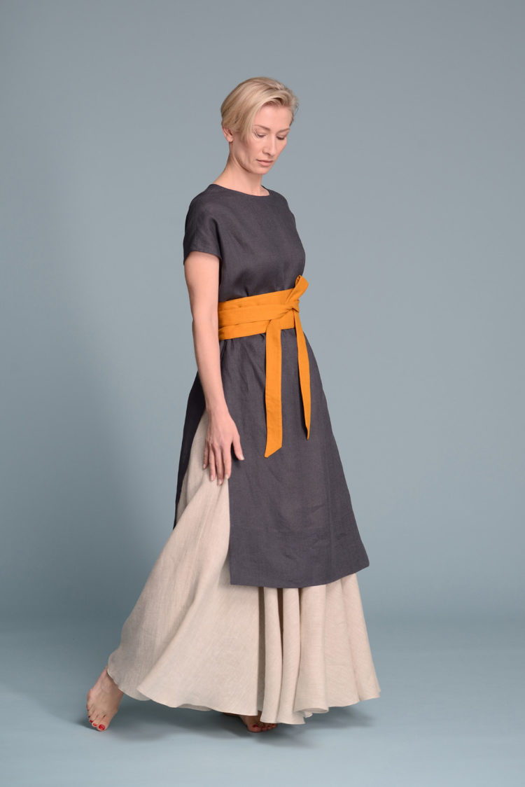 "Model tying the turmeric-colored linen obi belt MARU around the waist"