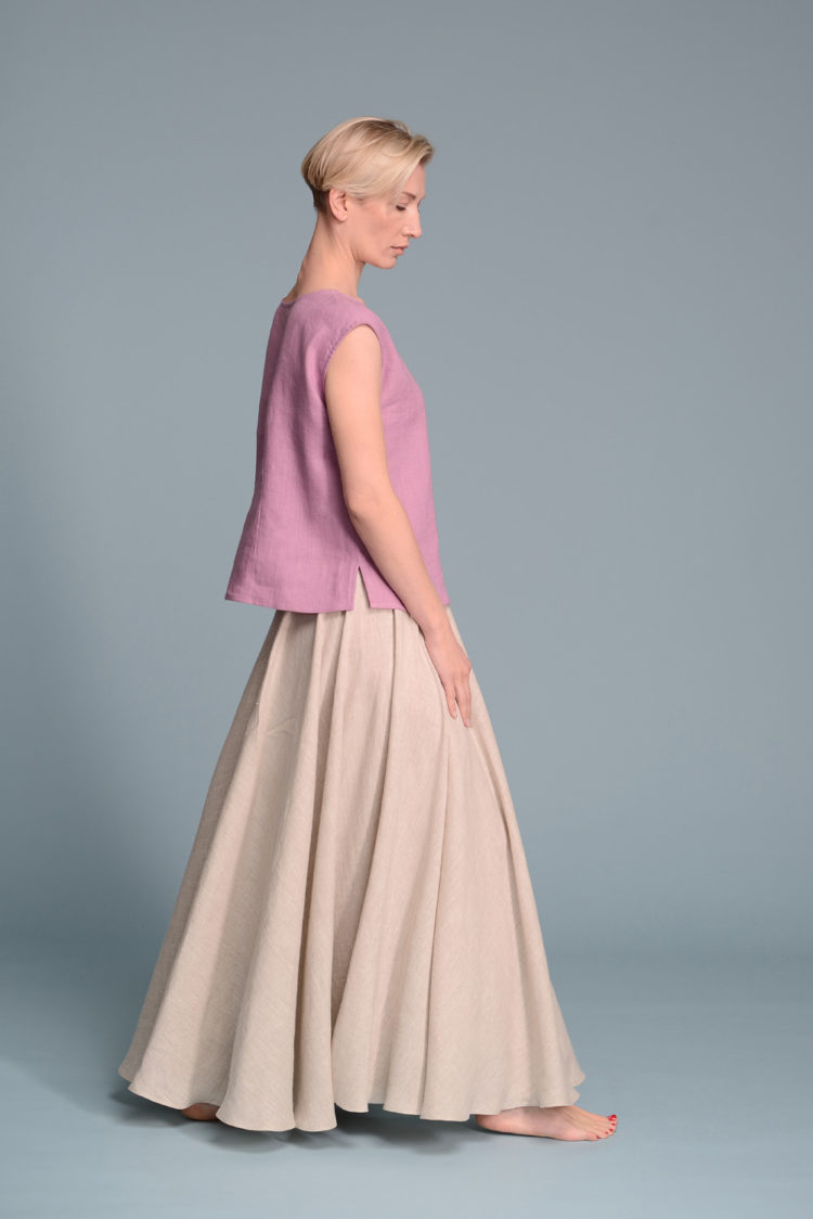 Side view of the Linen Blouse SOD showcasing its A-line silhouette and small side slits.