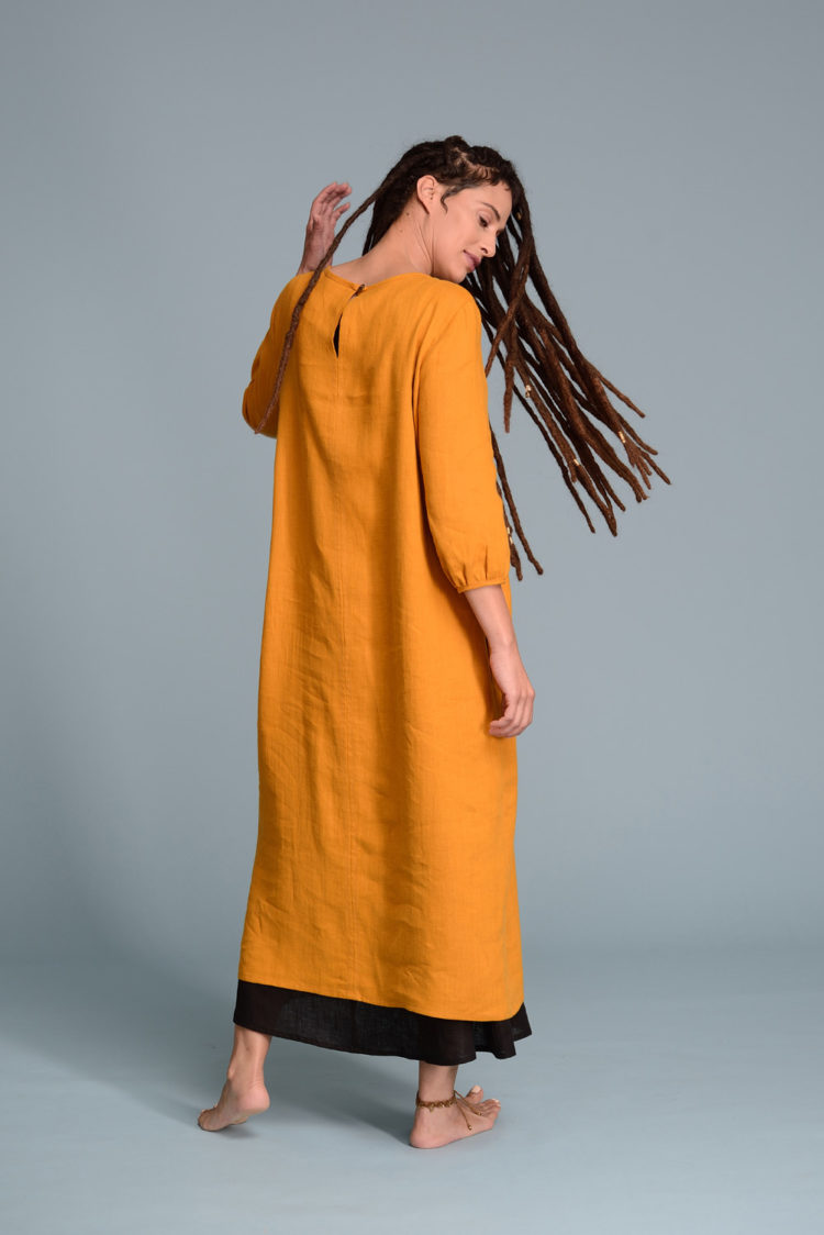 Side view of the Linen Dress NIKA, highlighting the three-quarter length sleeves and hidden side pockets.