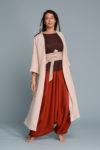 Front view of the Linen Kimono VARAU in light natural flax, featuring an open-front design and wide sleeves