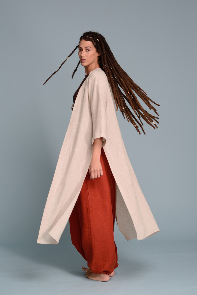 High side slits on the VARAU linen kimono, enhancing movement and ventilation