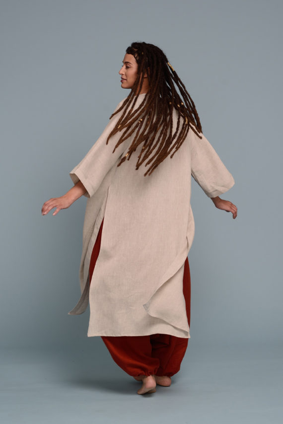 Back view of the Linen Kimono VARAU, highlighting its mid-calf length and relaxed fit.