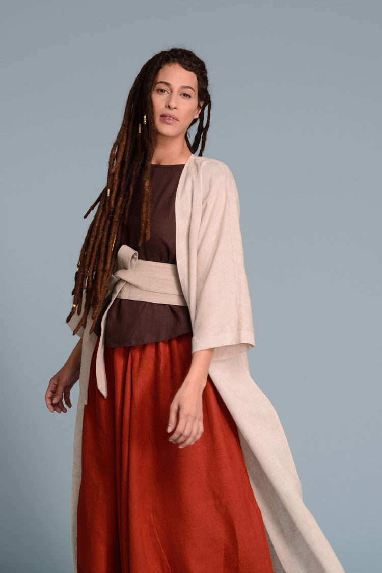A versatile open-front Linen Kimono VARAU styled with casual linen pants for a minimalist look.