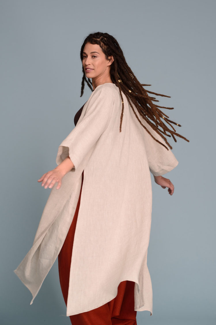 Close-up of the lightweight linen fabric on the VARAU kimono, emphasizing its airy and breathable texture.