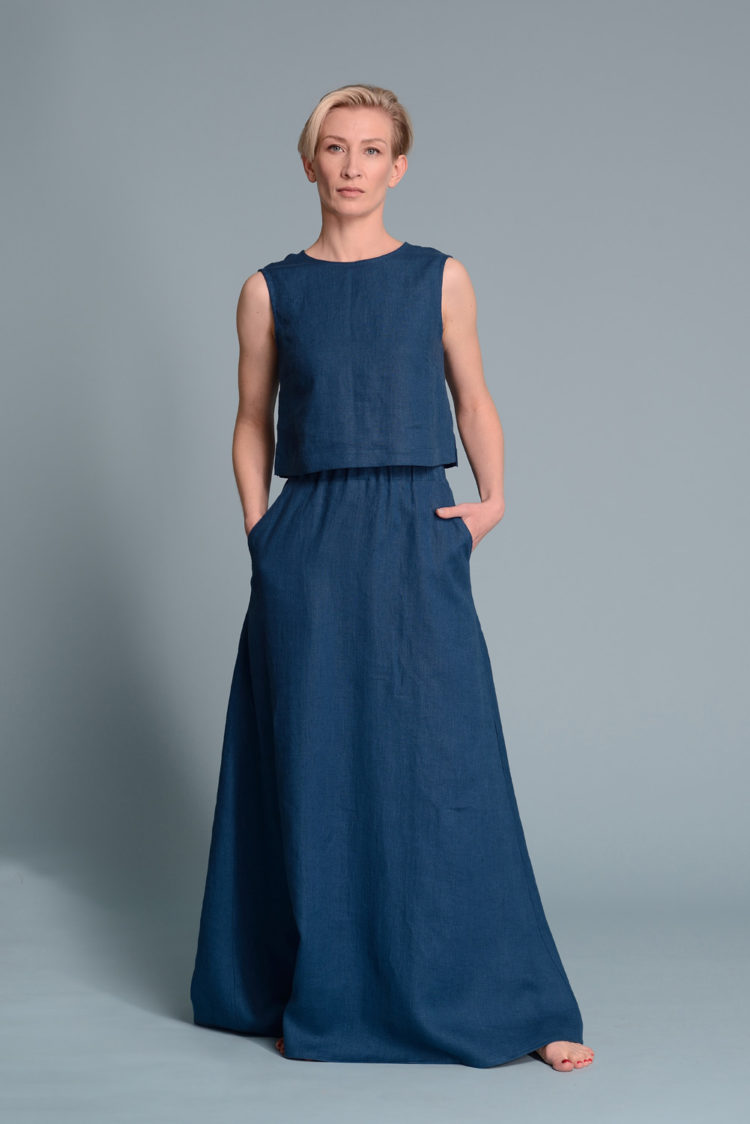 Relaxed fit of the LUNA tank top in medium-weight linen, styled with minimalist accessories
