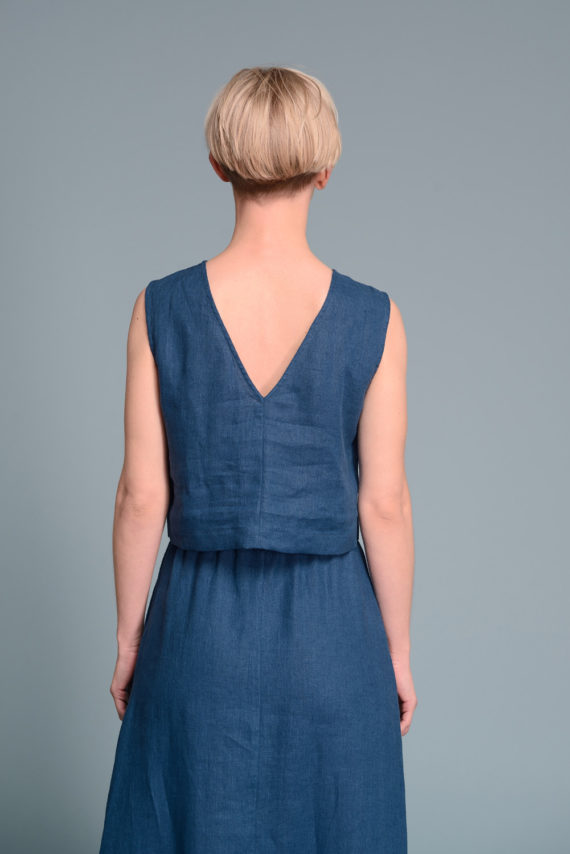 Back view of the V-Back Linen Tank Top LUNA, featuring a bold V-cut open back