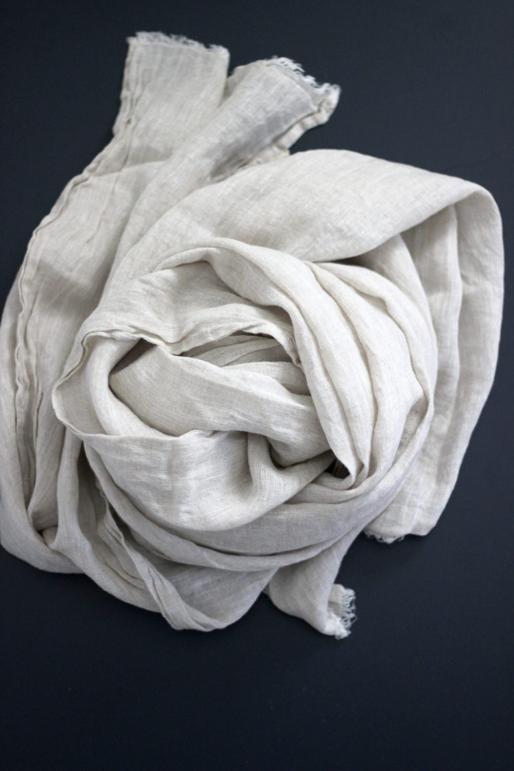 SPF scarf in soft and breathable linen, ideal for UV protection.