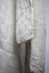 Sun scarf in natural linen, a versatile accessory for beach days or casual outings.
