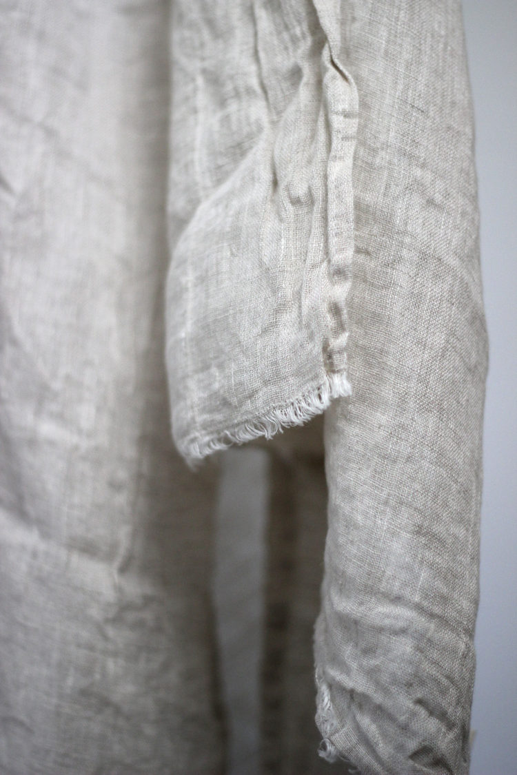 Sun scarf in natural linen, a versatile accessory for beach days or casual outings.