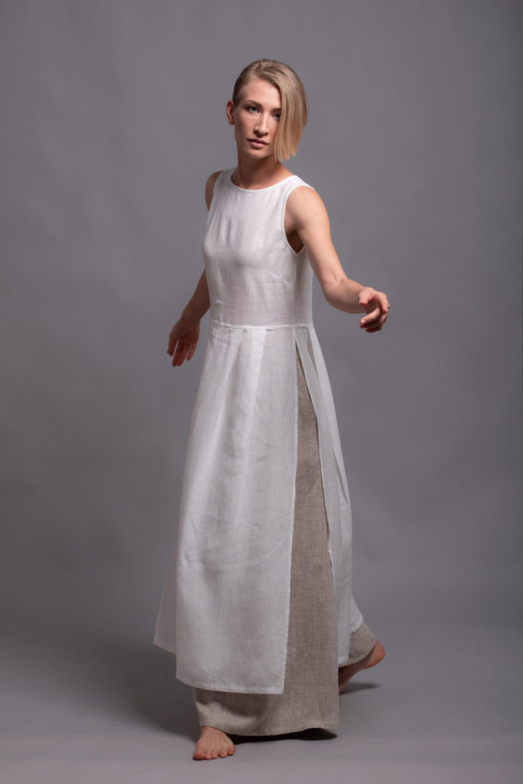 Side view of the sleeveless tunic dress NERO, showcasing high side slits for easy movement.