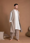 Casual men's outfit with a long linen vest – Ideal for year-round wear.