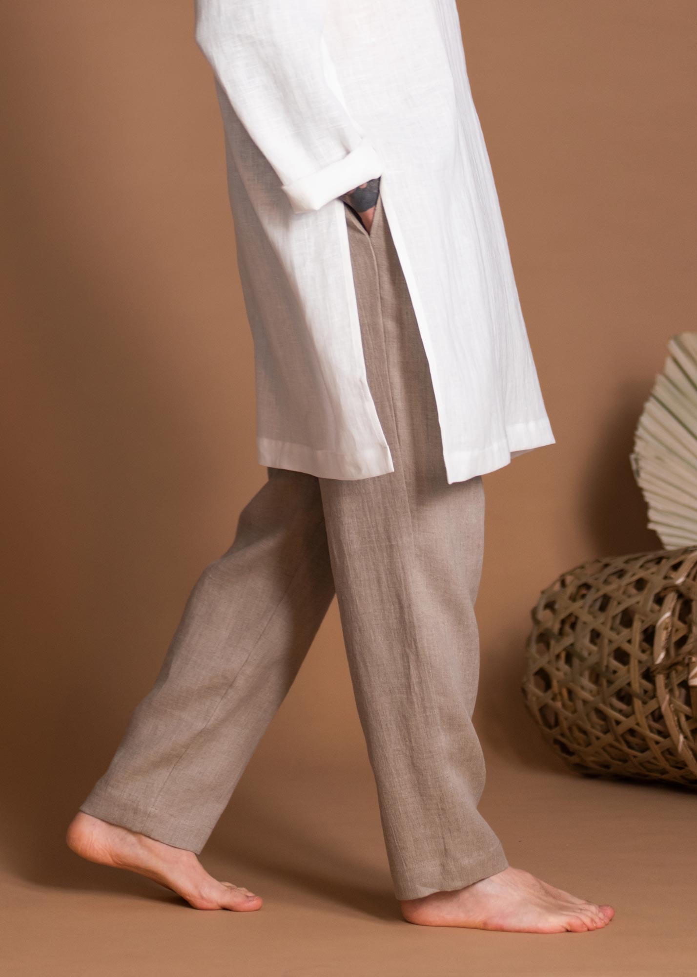 Regular fit linen pants with tapered leg design