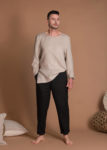 Linen Shirt With Long SleevМодель в мужской льняной рубашке DANIEL, вид спереди, классический крой.