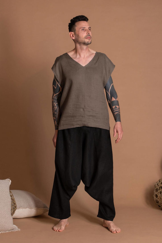 Loose-fitting sleeveless linen tee, ideal for summer styling