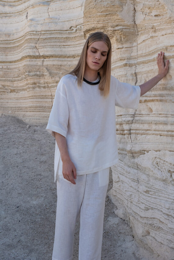 White shirt with round neckline and lightweight linen fabric